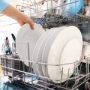 Mokre naczynia po myciu w zmywarce